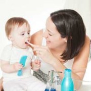 Ребенку чистят зубы