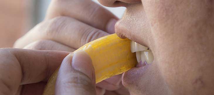 Можно ли отбелить зубы банановой кожурой?