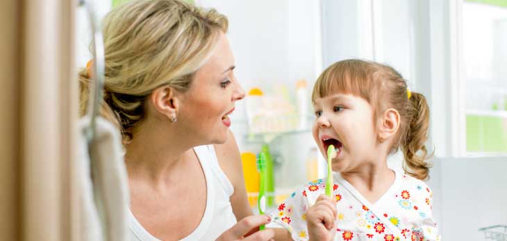 Как правильно чистить зубы детям и с какого возраста начинать это делать